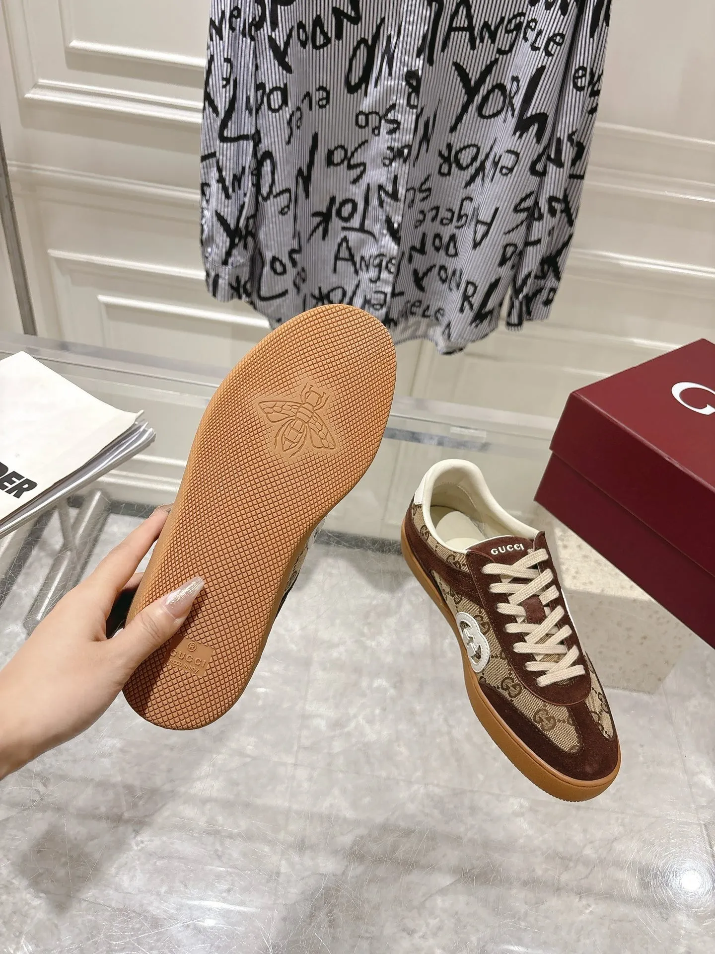 👟👟Ex-factory price 540👟👟Men's size +10 New upgraded version🔥Gucci 2024 new white shoes casual shoes hot recommendation, original TPU soles, original fabrics, original sheepskin lining sheepskin feet🔥Original cover craftsmanship is reproduced one to one! The pursuit of ultimate comfort! 🔥🔥 [Love] Fabric: Imported cow suede + mesh [Love] Packing: Counter-matched red shoe box ➕ Aviation airplane box [Love] Code number: 35-45